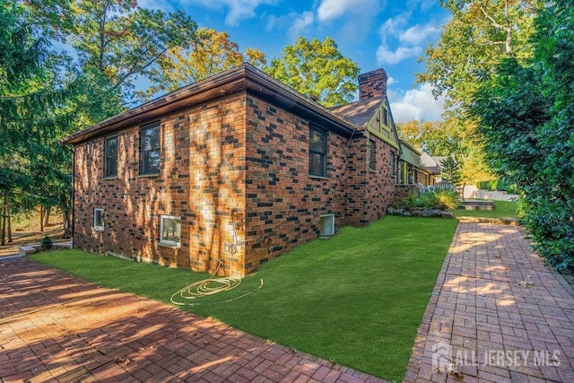 view of side of property featuring a lawn