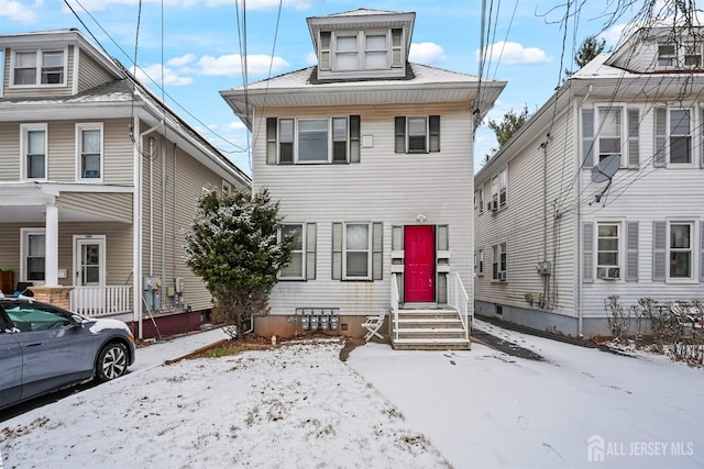 view of american foursquare style home