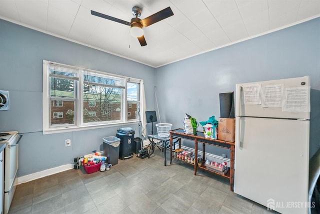 misc room featuring ceiling fan, baseboards, and crown molding