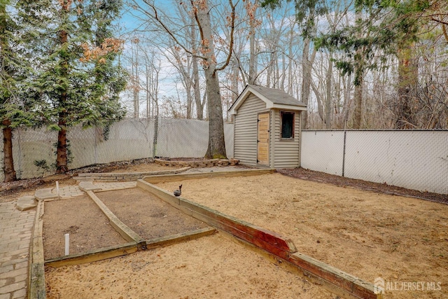 view of yard with an outdoor structure, a fenced backyard, and a storage unit