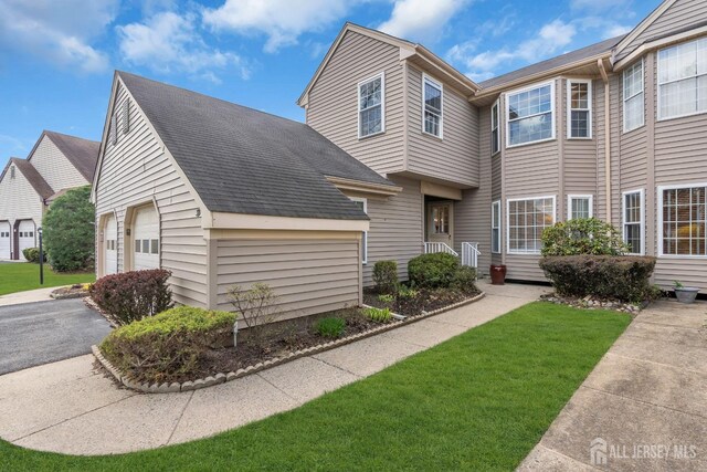 townhome / multi-family property featuring a front yard