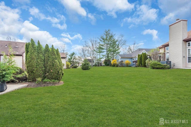 view of yard featuring a residential view
