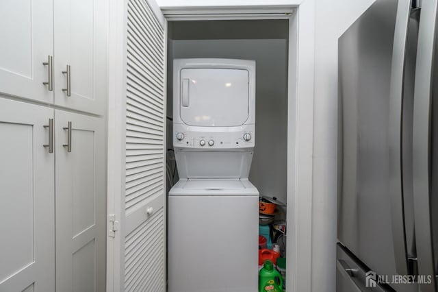 washroom with laundry area and stacked washer and clothes dryer