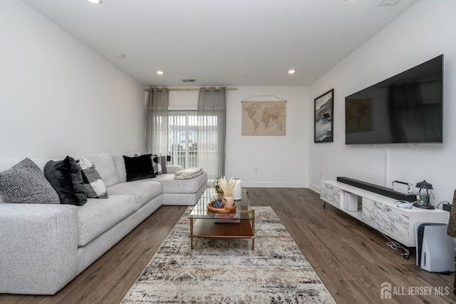 living area featuring dark wood-type flooring, baseboards, visible vents, and recessed lighting