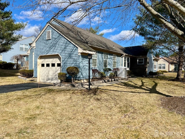 view of front of home featuring aphalt driveway and a front lawn