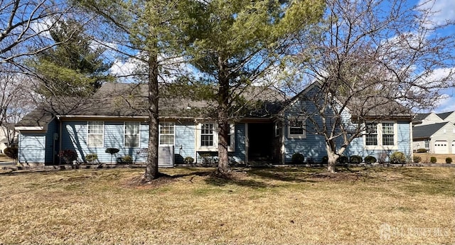 view of front of property featuring a lawn