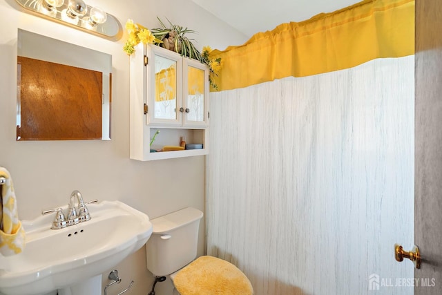 217 Fred Allen Dr, South Plainfield, NJ 07080 - full bath featuring a sink and a shower with curtain