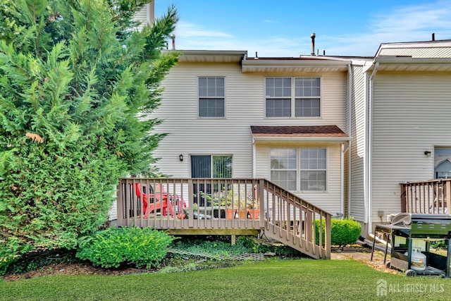 122 Salem Rd, North Brunswick, NJ 08902 - back of property with a deck and a yard