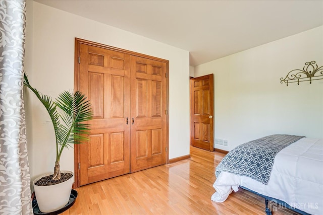 27 Vermont Ave, Franklin, NJ 08823 - bedroom with light wood finished floors and baseboards
