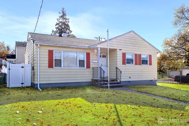 bungalow-style house featuring a front lawn