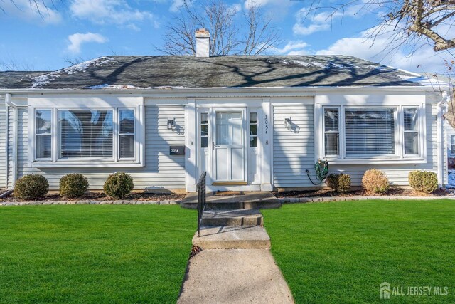 view of front facade featuring a front lawn