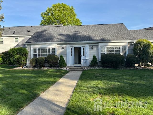 view of front facade featuring a front yard