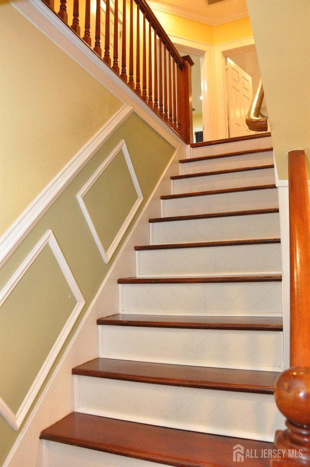 195-195 Wachung Ter, Scotch Plains, NJ 07076 - stairway with crown molding