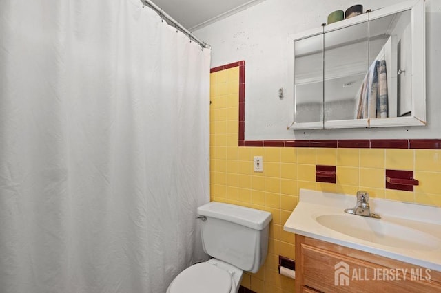 bathroom with a shower with shower curtain, vanity, and toilet