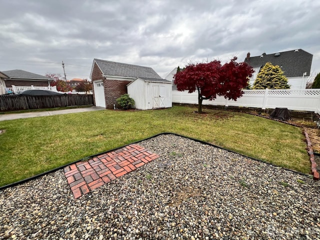 view of yard featuring a shed