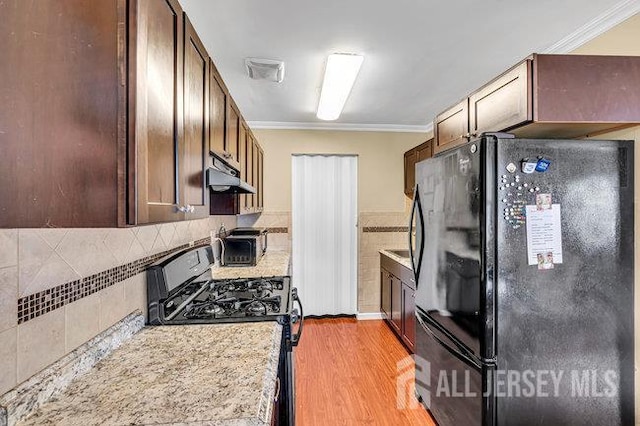 13 Ohio Ct Unit 13, Middlesex, NJ 07747 - kitchen featuring black appliances, under cabinet range hood, light countertops, light wood finished floors, and crown molding