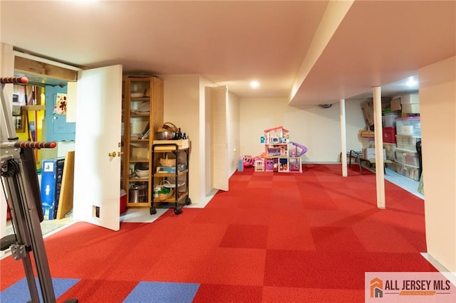 game room featuring carpet