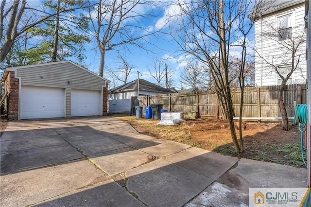 view of yard featuring an outdoor structure and a garage