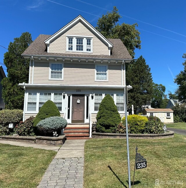 view of front of house featuring a front yard