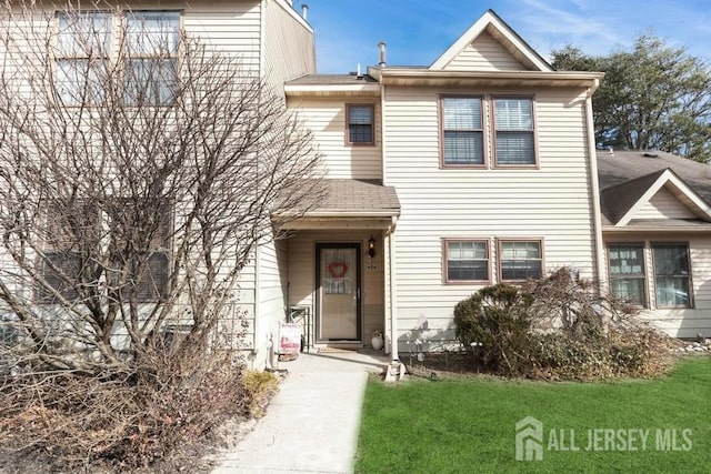 view of front of home featuring a front lawn