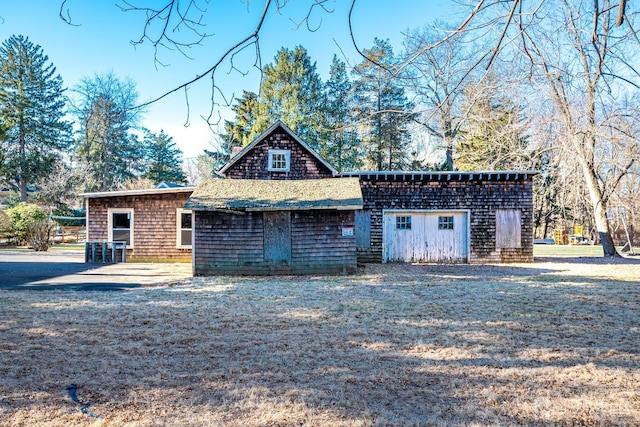 view of front facade featuring a front yard