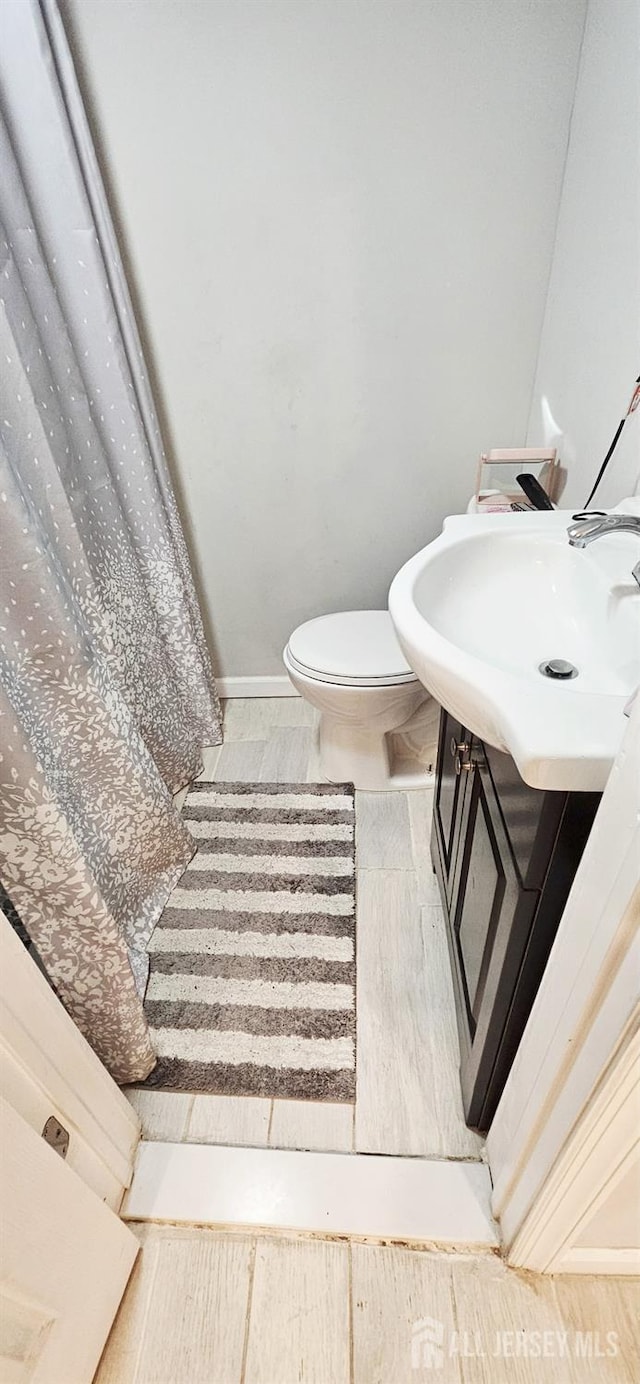 789 Barry Ave, Perth Amboy, NJ 08861 - full bath with vanity and a shower with curtain