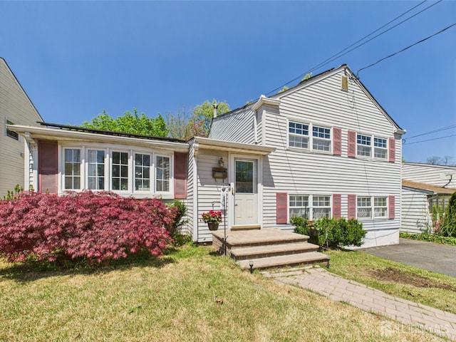 split level home featuring a front yard