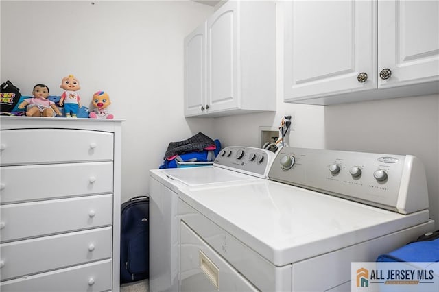 202 Canterbury Way S, Brunswick, NJ 08540 - laundry area featuring washing machine and clothes dryer and cabinet space