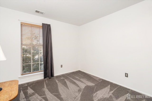 spare room with baseboards, visible vents, and carpet flooring