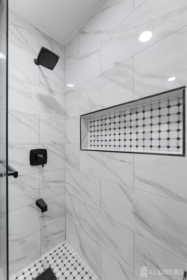 full bathroom featuring tiled shower