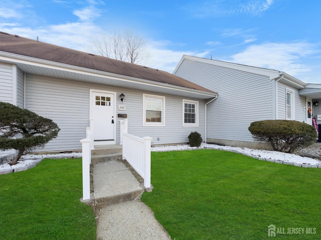 view of front of property with a front lawn