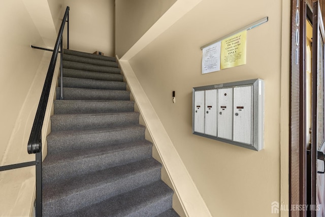 1004 Cricket Ln, Woodbridge Proper, NJ 07095 - view of stairway