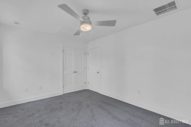 carpeted empty room featuring ceiling fan