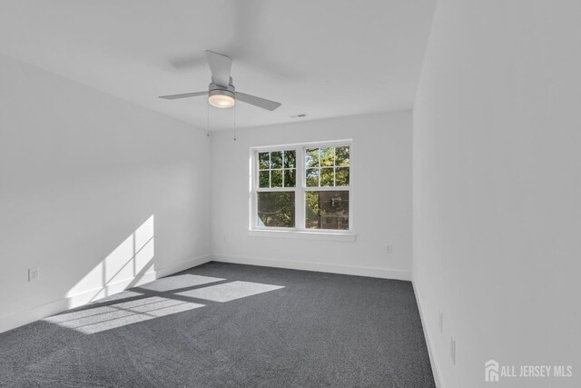 carpeted empty room featuring ceiling fan