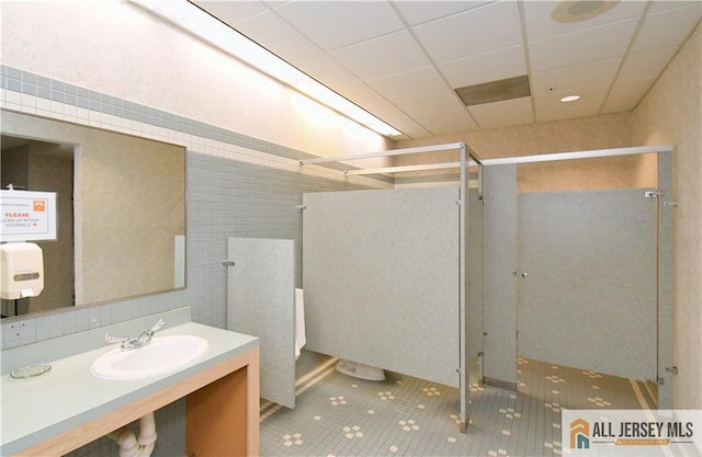 525 Harrier Dr Unit 525, Monroe, NJ 08831 - full bath featuring a shower stall, tile patterned floors, vanity, and a drop ceiling