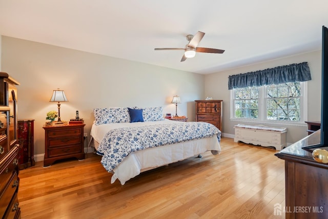 bedroom featuring light wood-style flooring, ceiling fan, and baseboards