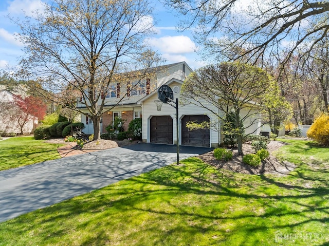view of front of home featuring driveway and a front yard