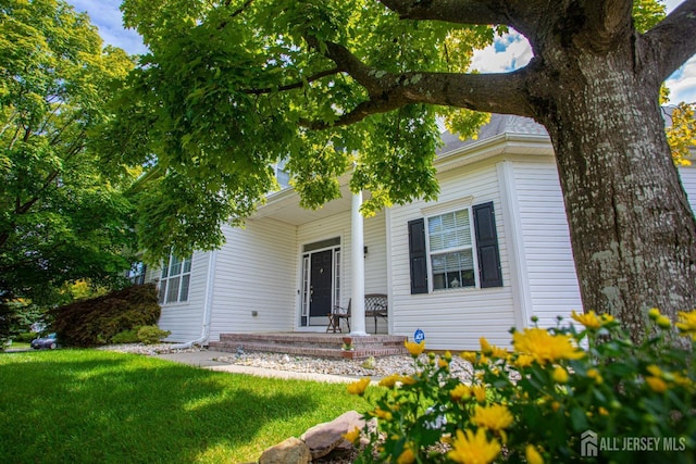 view of front of house featuring a front yard