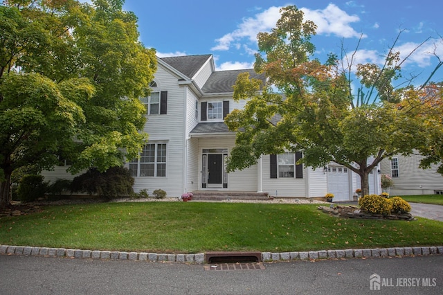 view of front facade featuring a front yard