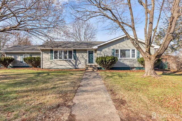 single story home with a front lawn