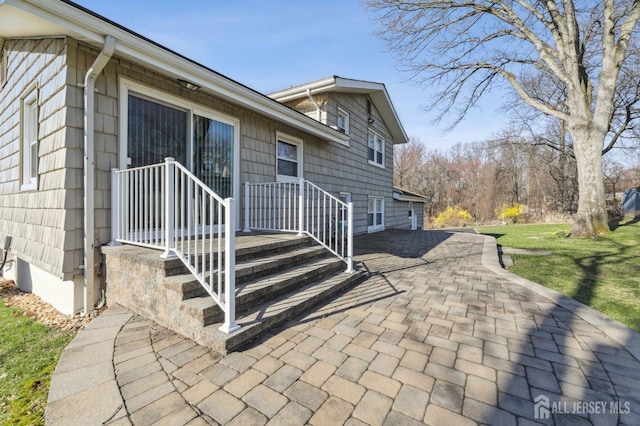 exterior space featuring a lawn