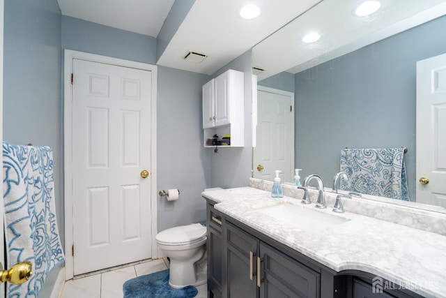 bathroom featuring vanity, a shower with shower curtain, visible vents, recessed lighting, and toilet