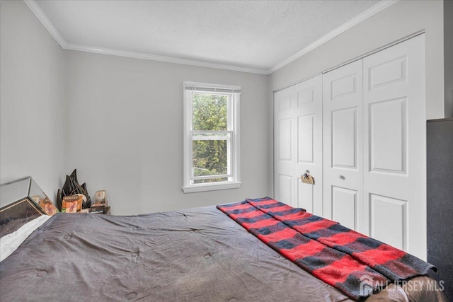 218 Winthrop Ave, Moorestown, NJ 08057 - bedroom featuring ornamental molding, a closet, and a textured ceiling