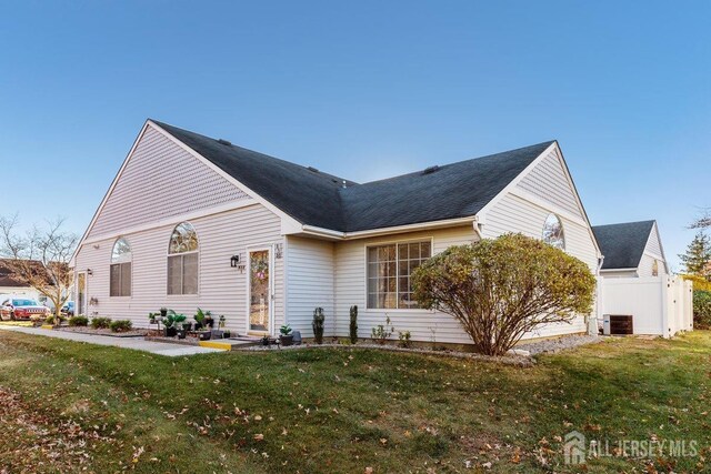 view of front of house featuring a front yard