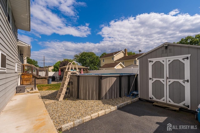 view of yard featuring a storage shed