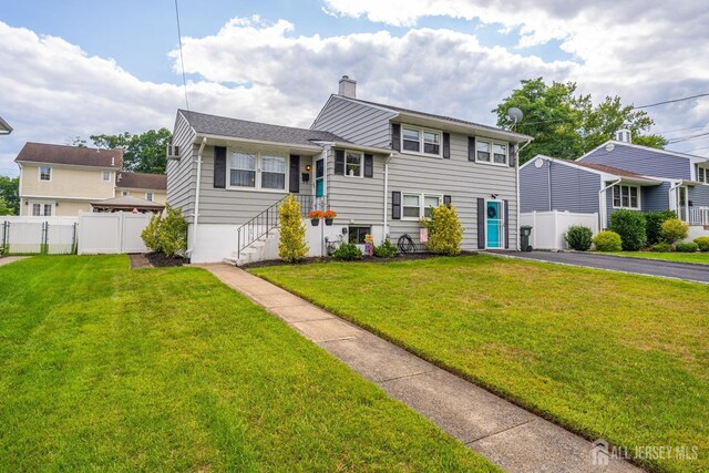 view of front of property featuring a front yard