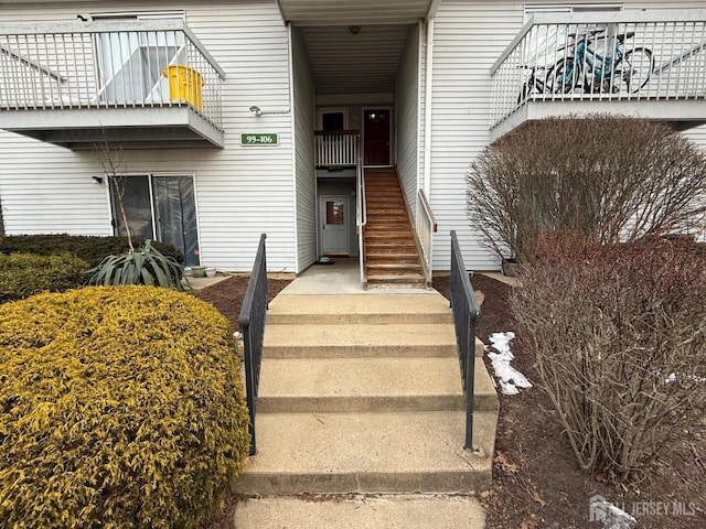 104 Morgan Pl E, Brunswick, NJ 08816 - entrance to property featuring a balcony