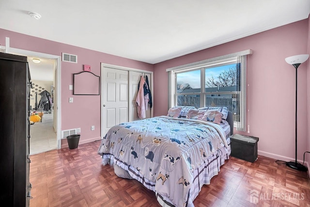 bedroom featuring visible vents, baseboards, and a closet