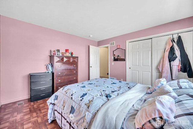 bedroom featuring visible vents, baseboards, and a closet