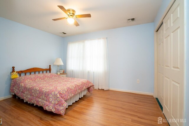 3 Clark Ct, Monroe, NJ 08831 - bedroom with light wood finished floors, visible vents, a closet, baseboards, and ceiling fan